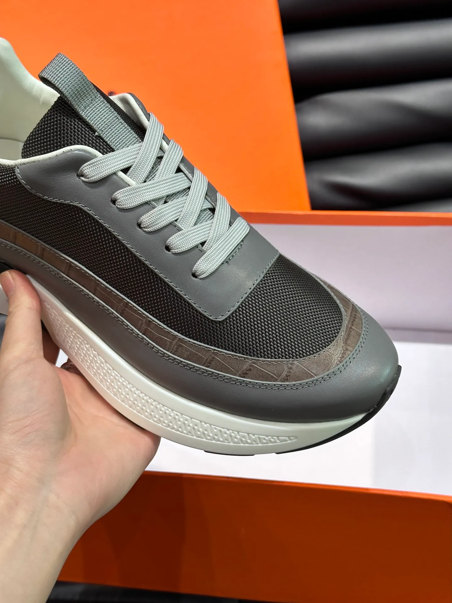 Factory price: 520💰HERMES/Hermes Hugo thick-soled sneakers are casual men's shoes. These sneakers are made of imported first-layer cowhide leather and breathable mesh design. The contrasting color design creates a dynamic and modern shape. The front end of the toe is decorated with natural-color rubber inlays, making it novel and fashionable. The texture is incomparable, with cowhide lining and cowhide foot pads, the upper foot is comfortable and breathable, and the rubber sole is decorated with geometric patterns and iconic "H" details. A very personal one! Size: 39-44 (customized at 38.45)
